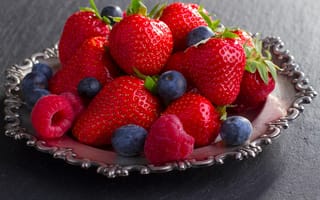 Картинка fresh, ягоды, клубника, strawberry, малина, тарелка, голубика, berries