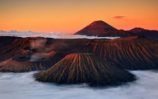 Картинка вулканы, Mount Bromo, Индонезия, дым, гора Бромо, туман, Восточная Ява, East Java, закат, горы, Indonesia