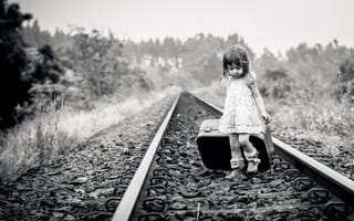 Картинка photographer, дорога, чемодан, ребенок, Andrea Belchol, девочка, рельсы, железная, черно-белое