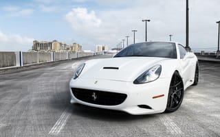 Картинка Ferrari, белый, фонарные столбы, передняя часть, небо, калифорния, California, феррари, облака, white