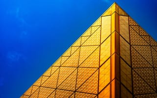 Картинка пирамидальная структура, золотой, современная архитектура, голубое небо, 5к, 8k