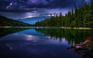 Картинка долина пяти озер, первое озеро, бурный, заснеженный, Канада, ледниковые горы, отражение, пейзаж, зеленые деревья, темные облака, Джаспер национальный парк