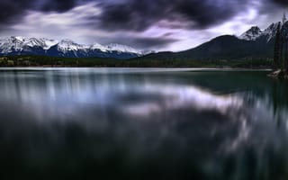 Картинка пирамидальное озеро, Канада, пейзаж, ледниковые горы, водное пространство, темные облака, длительное воздействие, отражение, заснеженный