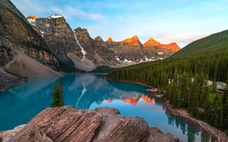 Картинка моренное озеро, долина десяти вершин, горный хребет, 5к, восход, чистое небо, альпийские деревья, пейзаж, альпийское свечение, голубое небо, отражение