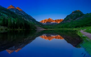 Картинка бордовые колокольчики, Колорадо, восход, Соединенные Штаты, рассвет, голубое небо, 5к, пейзаж, альпийские деревья, альпийское свечение, чистое небо, темно-бордовое озеро, отражение
