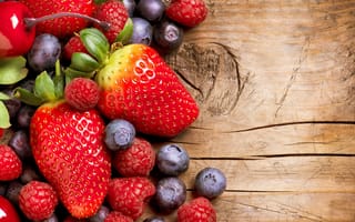 Картинка еда, деревянная поверхность, ягоды, Черный виноград, продукт, клубника, ягода, фрукты, виноград, растение