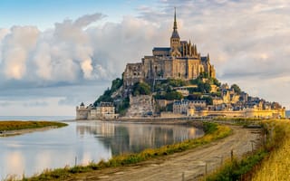 Картинка замок, море, Mont Saint Michel, побережье, вода, город, Франция, дорога, sly, облака