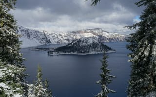Картинка зима, небо, снег, Wizard Island, тучи, озеро, облака, природа, скалы, Орегон, горы, деревья, США, остров
