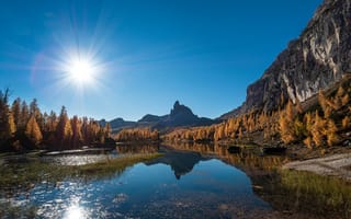 Картинка осень, лес, озеро, Italy, горы, солнце, Италия, деревья