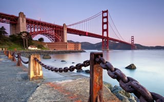 Картинка камни, США, мост, Golden Gate Bridge, San Francisco, United States, ограда, цепи, USA, вечер, Сан-Франциско, город, пролив, California, Золотые Ворота, Калифорния