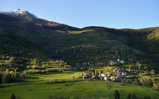 Картинка гора, подъёмник, вершина, отдых, Альпы, деревья, дороги, небо, курорт, Италия, растительность, горная долина, Valle d’Aosta, горнолыжный комплекс, кемпинги