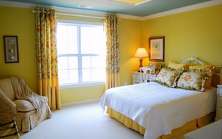 Картинка стиль, подушки, дизайн, окно, солнце, комната, кровать, квартира, интерьер, кресло, желтый