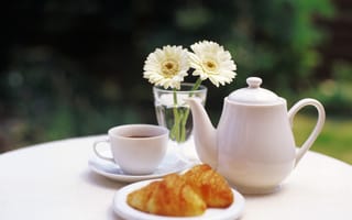 Картинка столик, ваза, булочки, чашка, чайник, чай, цветы
