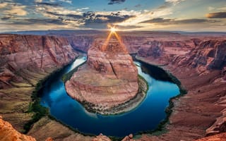 Картинка лучи, каньон, река, Колорадо, штат, облака, США, солнце, Аризона, Подкова (Хорсшу-Бенд), небо