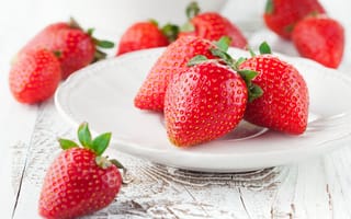 Картинка strawberry, red, красная, спелая, ягоды, sweet, клубника, fresh, berries, тарелка