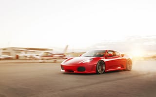 Картинка красный, ADV 1, взлётная полоса, блик, Ferrari, аэродром, скорость, red, F430, WHEELS, солнце, феррари
