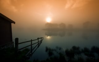Картинка туман, шотландия, Scotland, закат, сарай, ограда, солнце, озеро