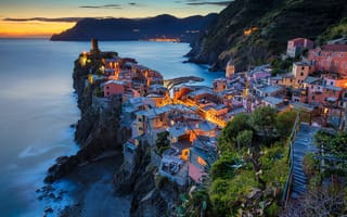 Картинка море, горы, Лигурия, огни, Италия, дома, ночь, Чинкве-Терре, Вернацца, скалы