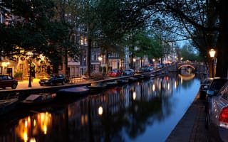 Картинка Amsterdam, город, Нидерланды, деревья, река, Nederland, машины, дома, фонари, канал, мост, вечер, освещение, Амстердам, лодки