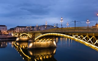 Картинка Budapest, свет, дома, город, небо, вечер, огни, Magyarország, тучи, Венгрия, река, Мост Маргит, Будапешт, Margit Bridge, синее, отражение, Дунай, освещение