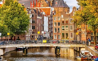 Картинка Amsterdam, Nederland, дома, река, осень, Нидерланды, велосипеды, здания, мост, лодки, город, люди, канал, архитектура, Амстердам, деревья