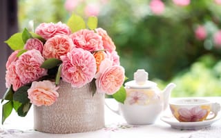 Картинка цветы, чайник, размытость, листья, букет, чашка, лепестки, скатерть, розы, блюдце, розовые, стол