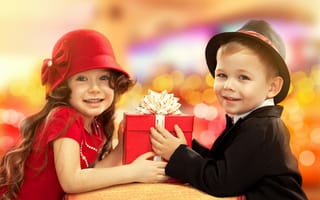 Картинка дети, улыбки, мальчик, девочка, подарок, шляпка, настроение, праздник, поздравление