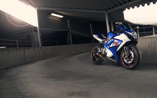 Картинка синий, мотоцикл, blue, bike, supersport, suzuki, gsx-r1000, блик, сузуки, вид спереди