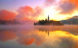 Картинка башня, красота, природа, туман, Lake Bled, озеро, тепло, пейзаж, вода, остров, оранжевый