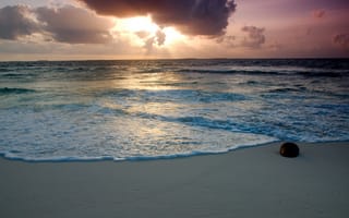 Картинка лучи солнца, пена, пляж, вода, море, небо, облака, песок, камень