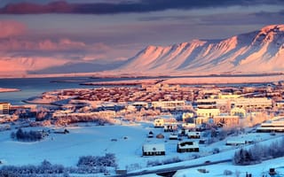 Картинка Исландия, столица, горы, снег, зима, небо, Рейкьявик, облака, деревья, город, река, домики