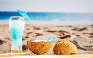 Картинка песок, лето, кокос, каникулы, коктейль, sand, море, fruit, отдых, vacation, drink, summer, tropical, beach, пляж, coconut