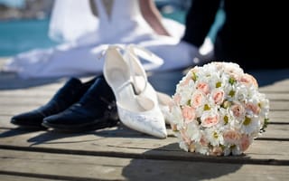 Картинка wedding, roses, groom, цветы, bride, flowers, shoes, bouquet, букет, свадьба