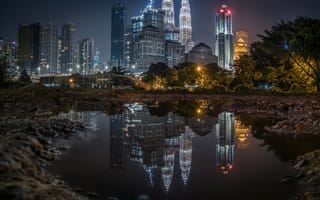 Картинка город, небоскрёбы, здания, Куала-Лумпур, вечер, отражение, высотки, освещение, лужа, Малайзия