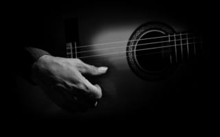 Картинка гитара, струны, игрок, темнота, рука