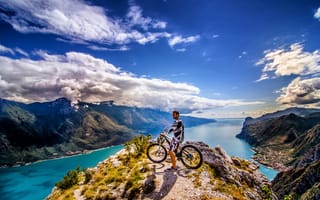 Картинка всадник, облака, город, пик, солнечный, небо, экстремальный спорт, горный велосипед, горы, фьорд
