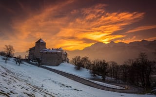 Картинка зима, Лихтенштейн, дорога, замок, Альпы, закат, снег, Вадуц, горы, пейзаж