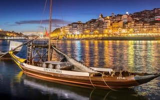 Картинка мост, город, Португалия, река, дома, гавань, Порту, лодки, освещение, вечер