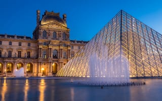 Картинка ночь, город, здание, Париж, музей, Лувр, фонтан, Франция, пирамида, площадь, освещение
