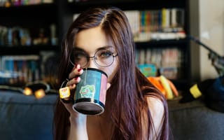 Картинка girl, Model, bare shoulders, green eyes, red nails, photo, cup, looking at camera, bokeh, glasses, drinking, tea, brunette, long hair, portrait, depth of field