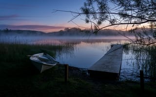 Картинка пейзаж, природа, лодка, рассвет, туман, мосток, утро, Финляндия, озеро