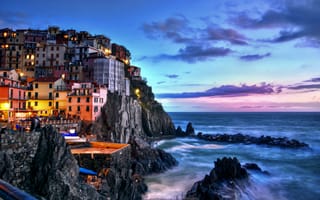 Картинка море, закат, освещение, пейзаж, Италия, вечер, Манарола, Cinque Terre, скала, Manarola, Чинкве-Терре, дома, посёлок