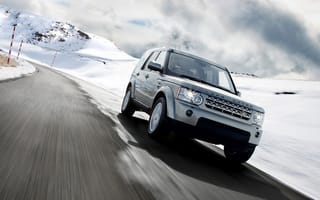 Картинка Land Rover Discovery на заснеженной дороге