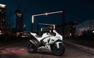 Картинка мотоциклы, suzuki, мотоцикл, белый, gsx, ночь, r1000r, сузуки, город