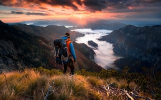 Картинка Adnan Bubalo, природа, пейзаж, небо, парень, травы, турист, мужчина, лучи, горы, тучи, туман