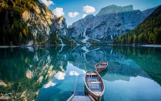 Картинка лодка, палуба, горы, зеркало, отражение, озеро