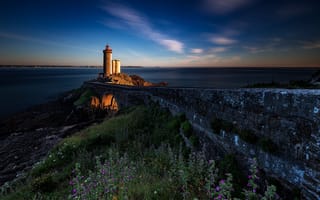 Картинка дорога, камни, берег, травы, Франция, Phare du Petit Minou, закат, Бретань, море, пейзаж, маяк