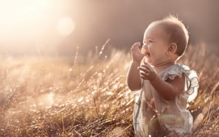 Картинка свет, радость, ребенок, малыш, природа, рубашка, трава