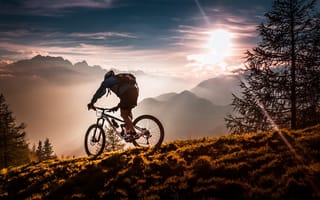 Картинка mist, Athlete, Sunset, mountains, Twilight, fog, sky, trees, mountain bikes, bicycle, forest, sport, meadow, bike, clouds