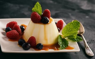 Картинка Аппетитный десерт с ягодами клубники и черники на белой тарелке